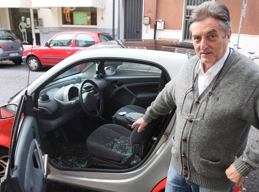 Raid dei ladri sulle auto in sosta in via Pucci 