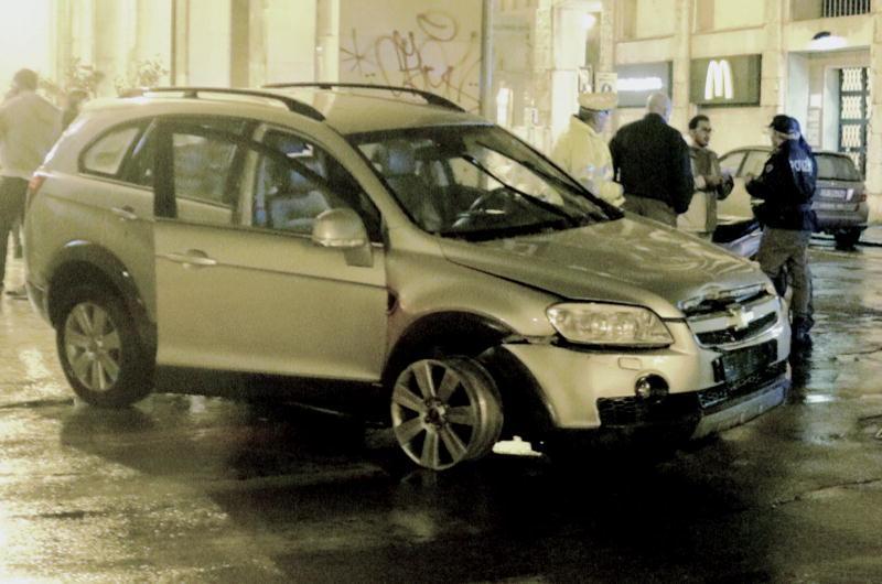 L'auto danneggiata in piazza Grande (Marzi Pentafoto)