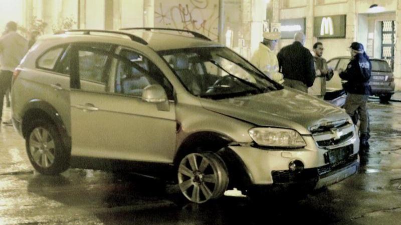 L'auto danneggiata in piazza Grande (Marzi Pentafoto)