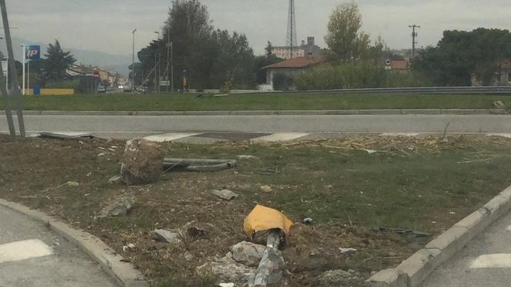 La rotonda è al buio gli incidenti sono a raffica
