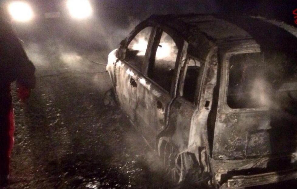 Troppe sgommate, brucia l’auto 