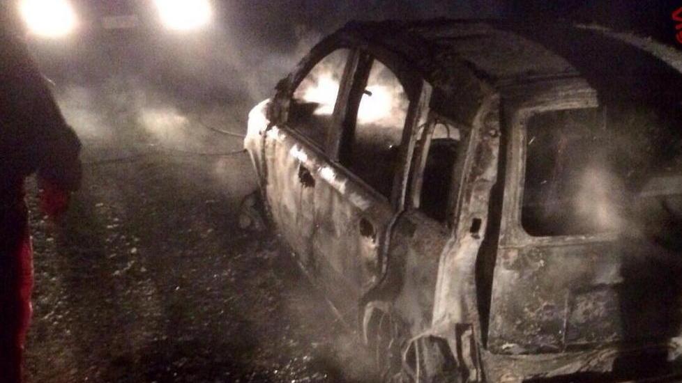 Troppe sgommate, brucia l’auto