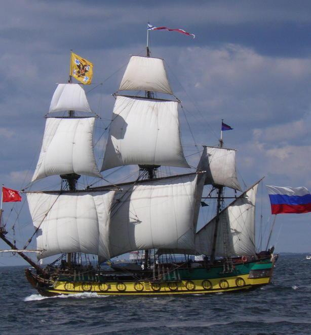 Nave museo russa approda al porto Cala de’ Medici