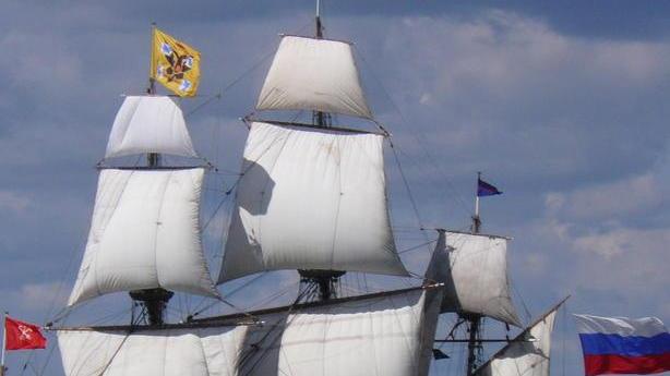 Nave museo russa approda al porto Cala de’ Medici