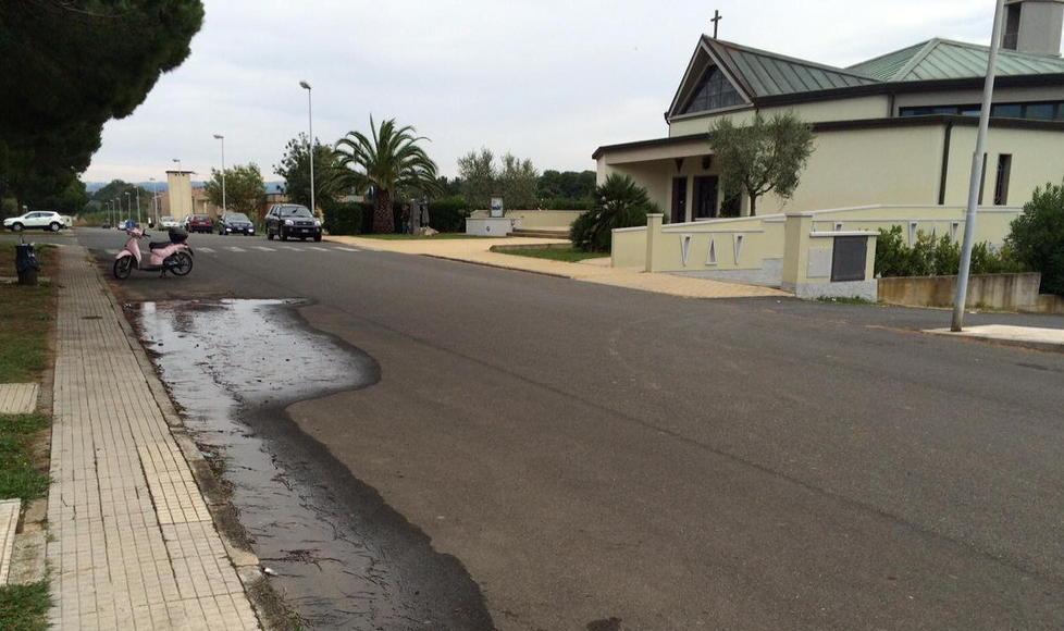 L’acqua sgorga in strada da 10 giorni