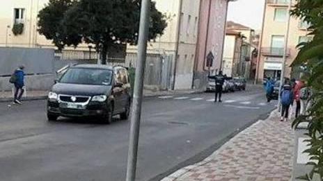 Niente transenne, all’uscita da scuola sfrecciano le auto
