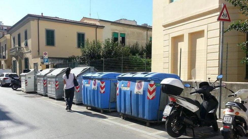Cassonetti accanto all’asilo: ancora proteste