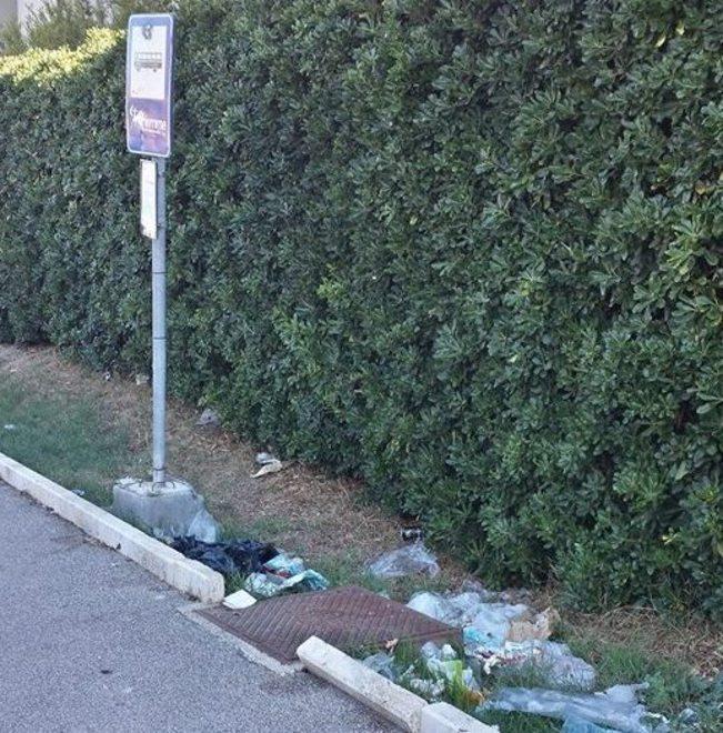 Cartacce abbandonate alla fermata
