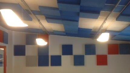 Verme nel piatto di pomodori alla mensa della scuola Pascoli