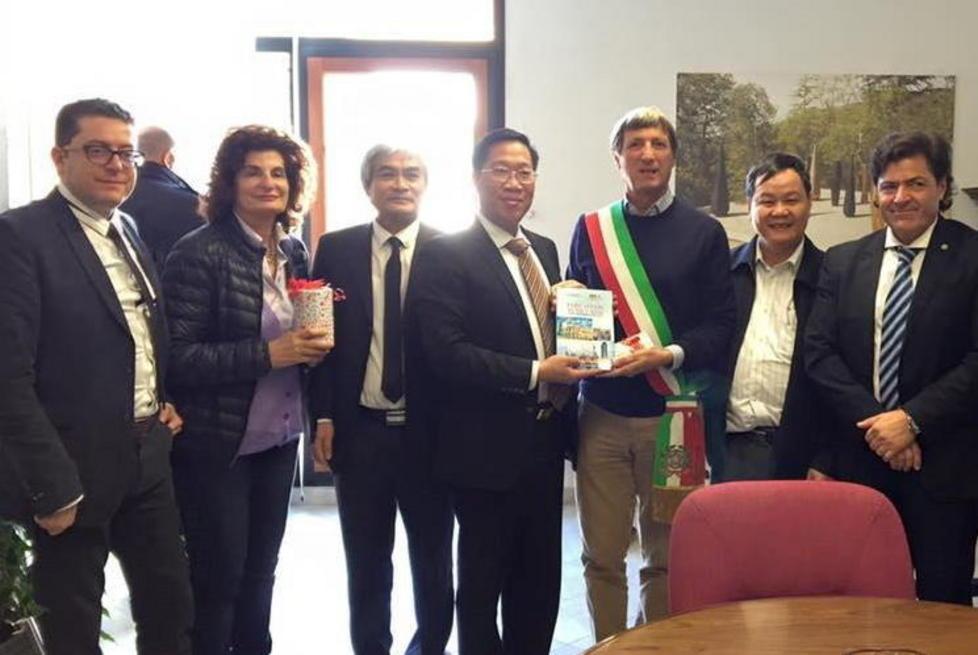 Delegazione vietnamita in visita in città