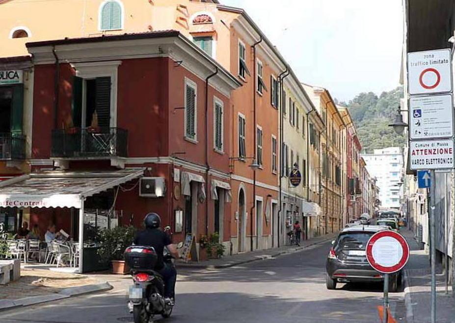 Scontro sui parcheggi in Zona pedonale 