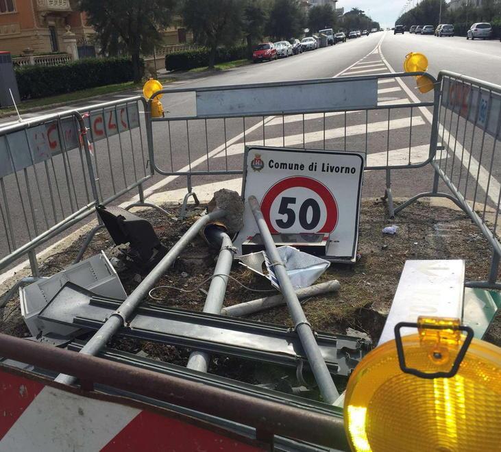 Il lampione è crollato su un’altra auto
