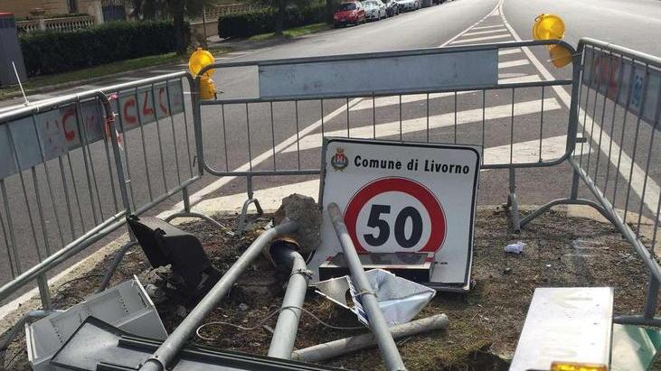 Il lampione è crollato su un’altra auto