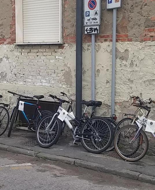 Da gennaio rimosse oltre quattrocento tra bici, moto e auto
