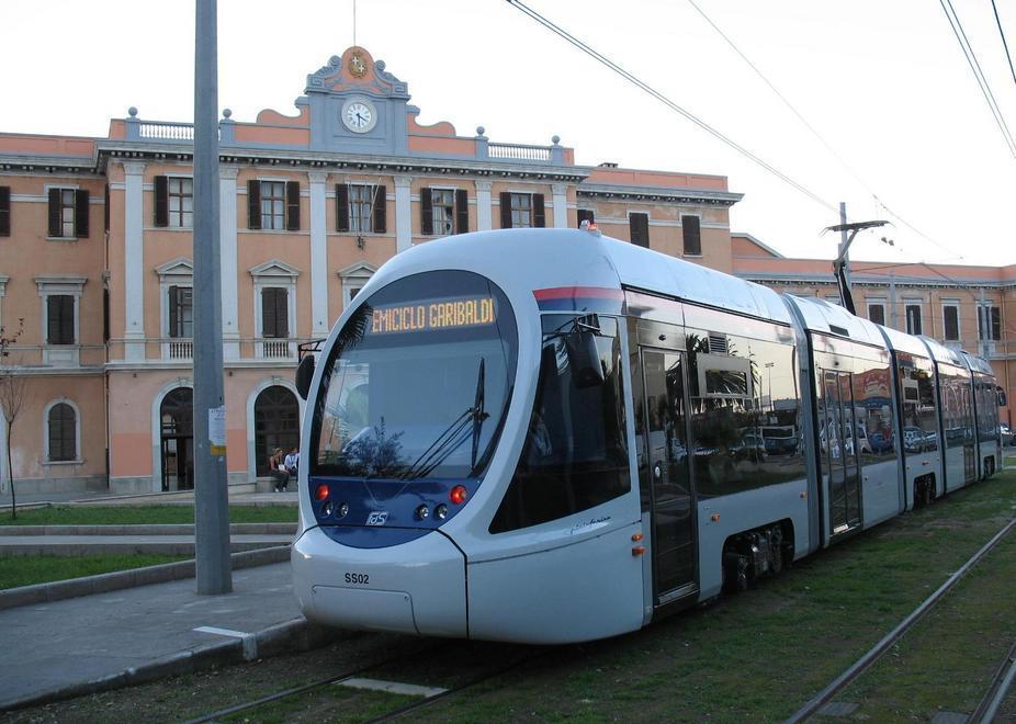 La metropolitana di superficie davanti alla stazione di Sassari
