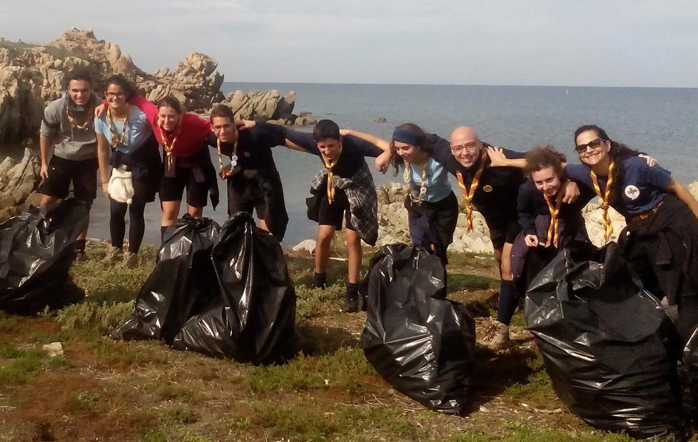 Foto di gruppo per gli Scout Oristano2 dopo la pulizia a Mal di Ventre