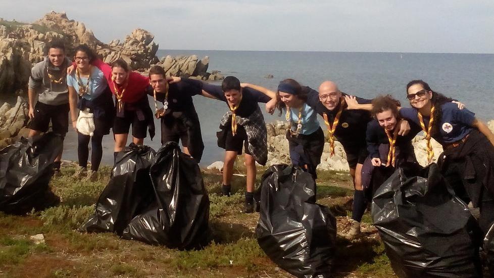 Foto di gruppo per gli Scout Oristano2 dopo la pulizia a Mal di Ventre