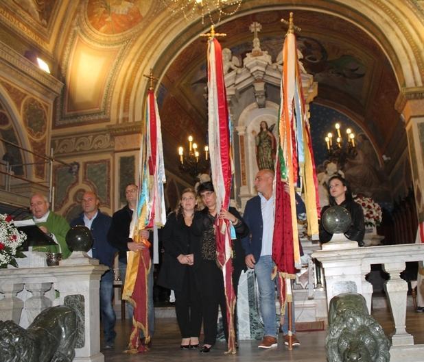 Grande folla al passaggio delle bandiere 