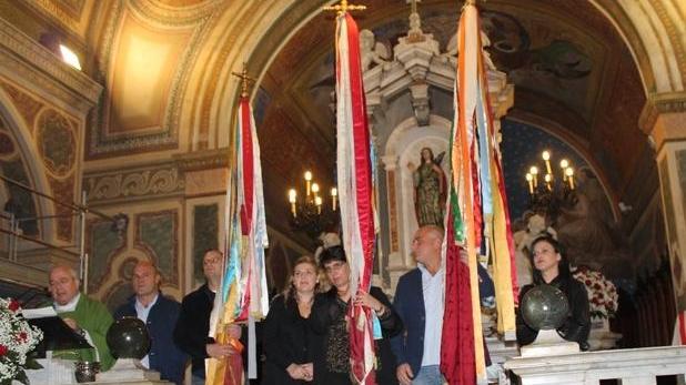 Grande folla al passaggio delle bandiere