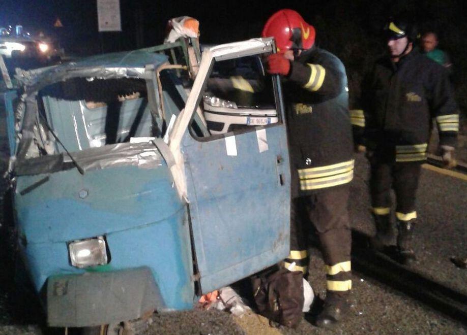 Punto tampona un’Ape, nessun ferito