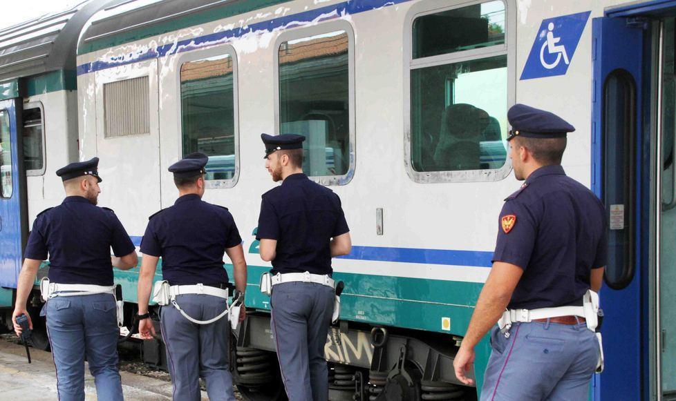Autoerotismo in treno davanti a ragazza