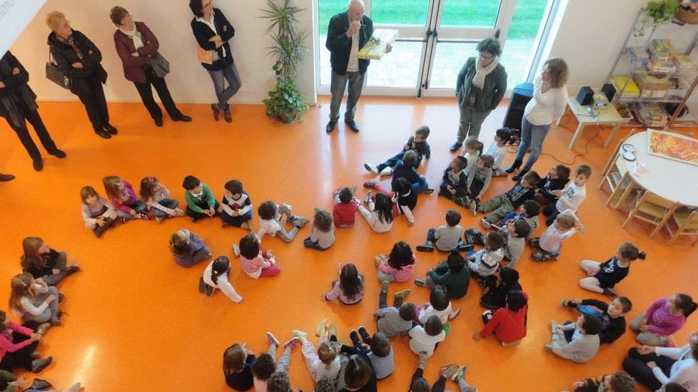 I nonni del Centro sociale donano un computer all’asilo