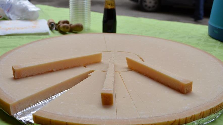 Formaggi sotto accusa: «Creano dipendenza»