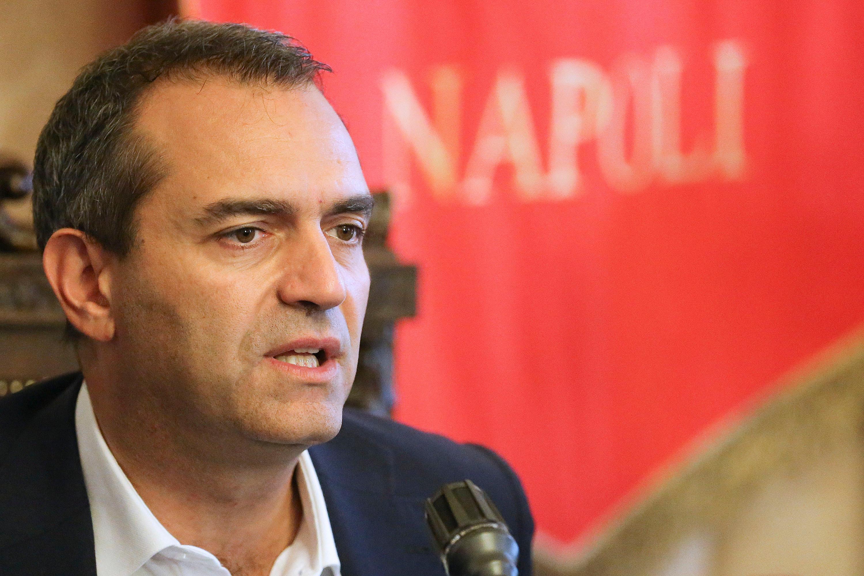 Bimbo con due madri, il prefetto invita il sindaco di Napoli a cancellare l'atto