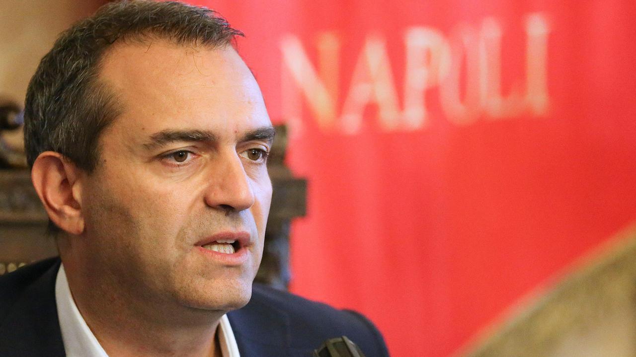 Bimbo con due madri, il prefetto invita il sindaco di Napoli a cancellare l'atto