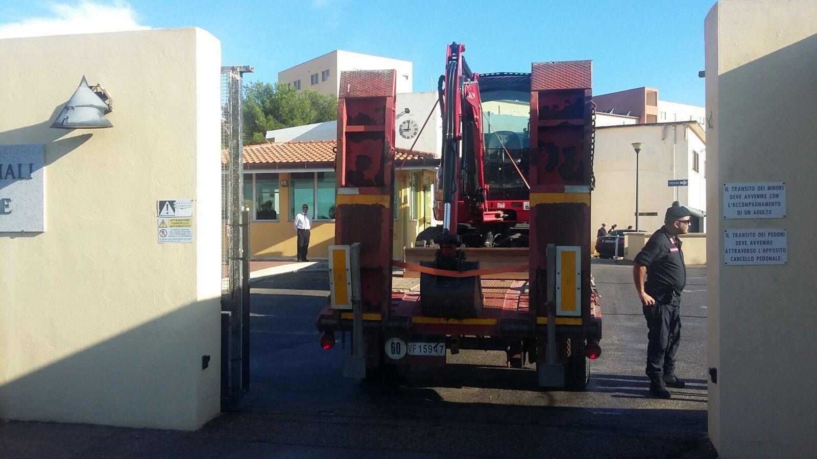 L'escavatore dei vigili del fuoco fa ingresso nella Scuola sottufficiali