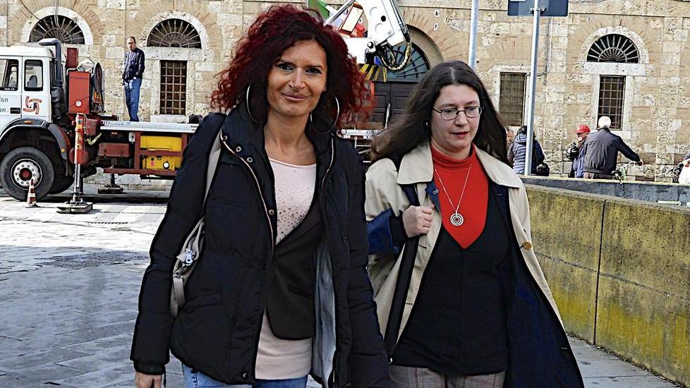 Gli avvocati Sabrina Pollini e Alessia Ceraolo escono dal carcere dopo l'interrogatorio del loro assistito Giuseppe Di Gioia (Foto Agenzia Bf)