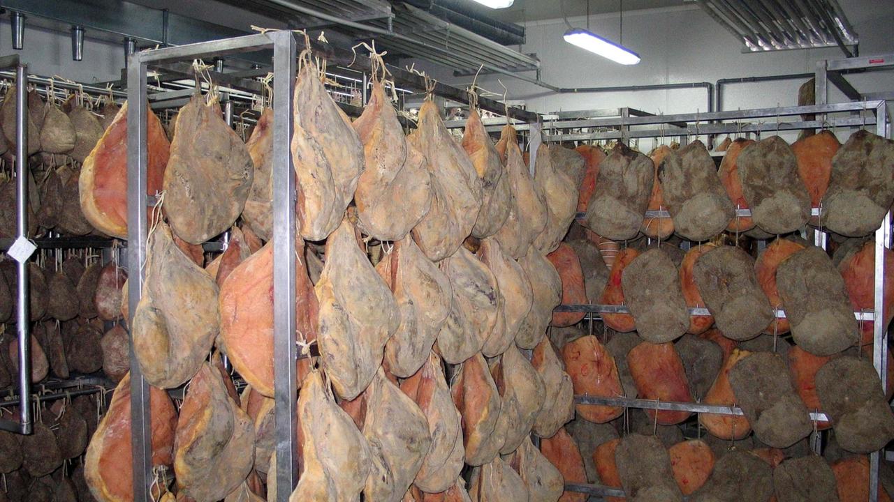 Prosciutti in un magazzino (foto d'archivio)