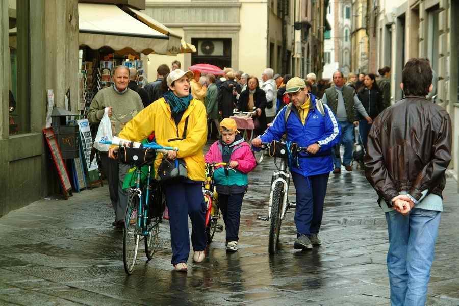 Cade un cornicione all'inizio di via San Paolino 
