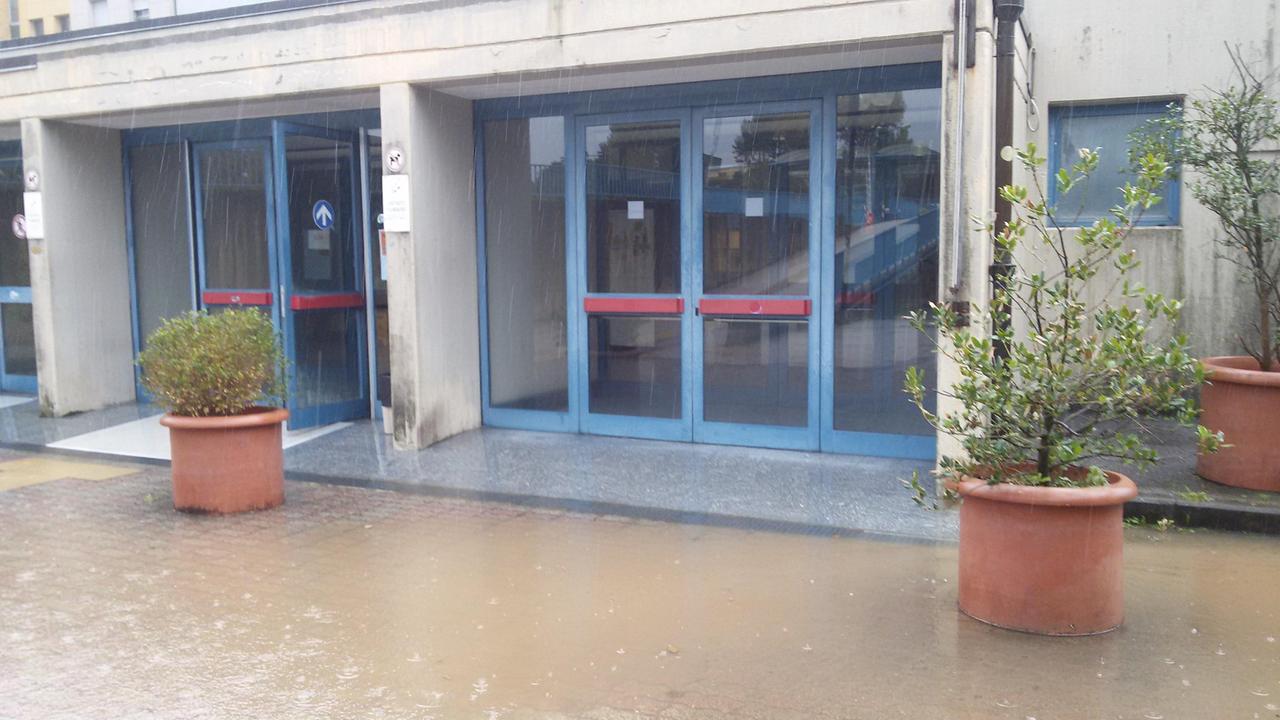 Piove e il parcheggio dell'ex Ceppo diventa un lago