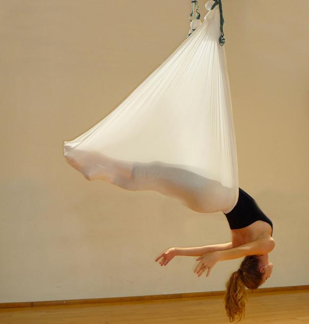 Antigravity Yoga: a testa in giù per stare in forma 