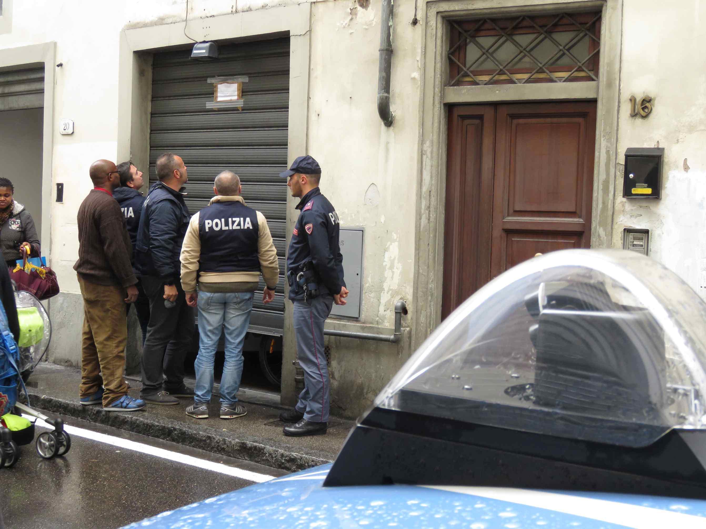Il negozio chiuso in via Santa Margherita (foto Batavia)