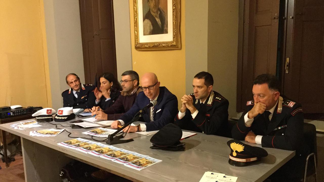 Il tavolo all’incontro con i carabinieri, il Comune e i vigili urbani