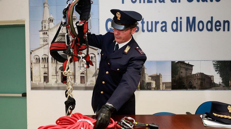 Modena: Rotonda, salta il colpo dei ladri acrobati