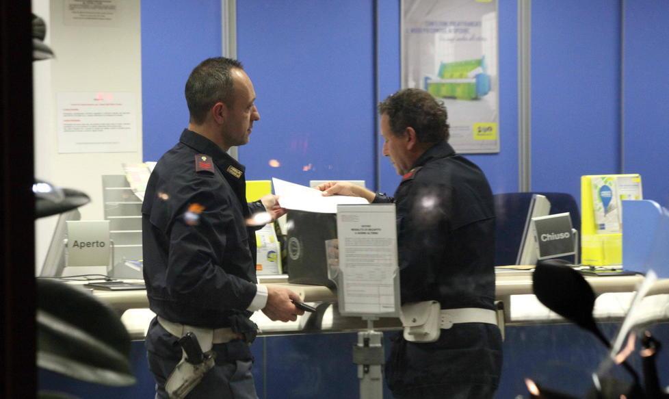 Rapina armato di coltello le Poste al Varignano 
