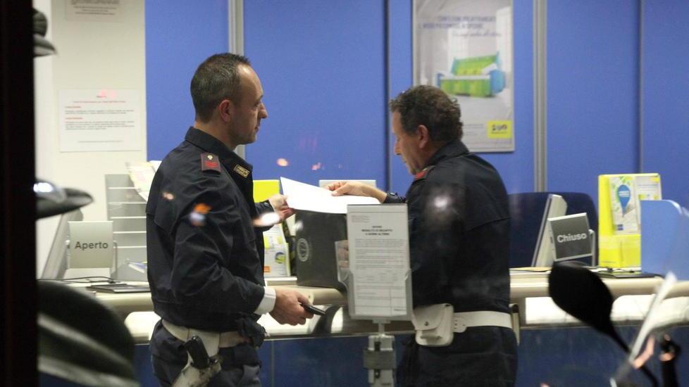 Rapina armato di coltello le Poste al Varignano