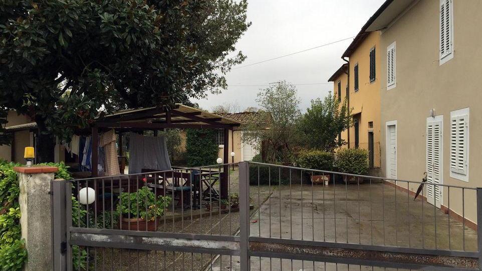 Anziano rapinato in casa da tre banditi