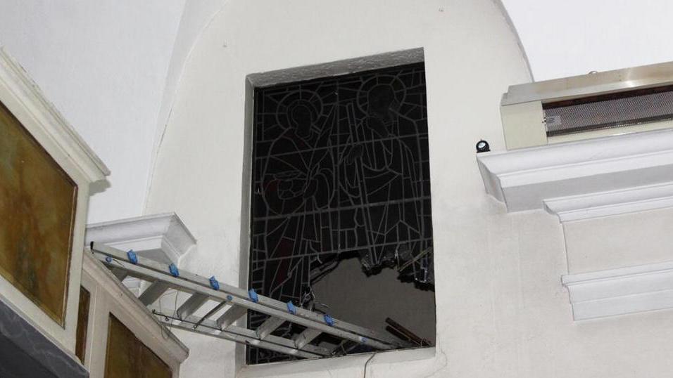 I ladri fanno razzia nella chiesa di Montescudaio
