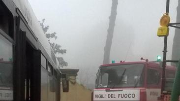 Il motore del bus a fuoco nessun danno alle persone