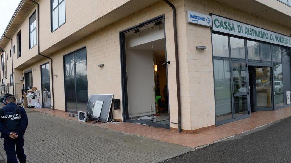 Bancomat sradicato col carro attrezzi