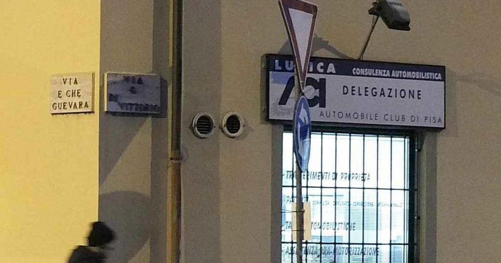 Col taglierino rapina l’Aci 