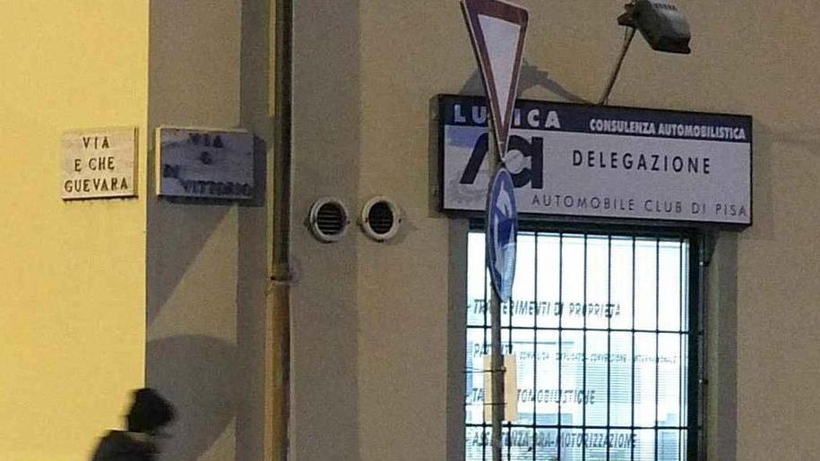 Col taglierino rapina l’Aci