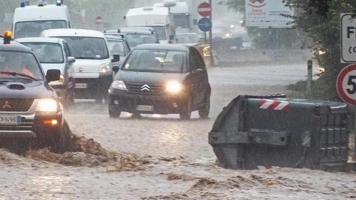 Città sott’acqua e isolata