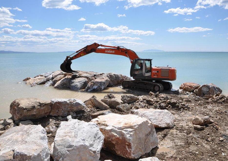 Pietre a punta Tesorino per fermare l’erosione 