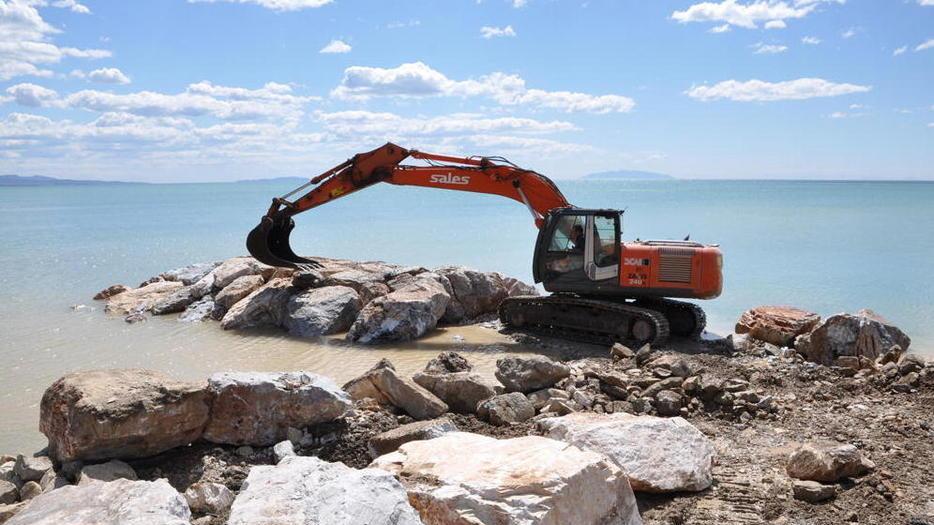 Pietre a punta Tesorino per fermare l’erosione