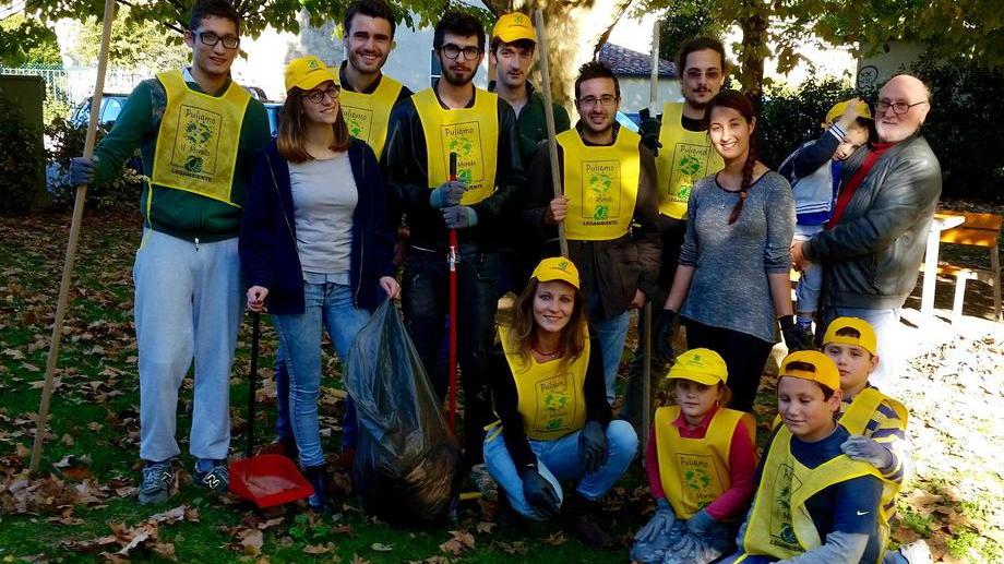 Studenti spazzini per ripulire il parco del polo culturale